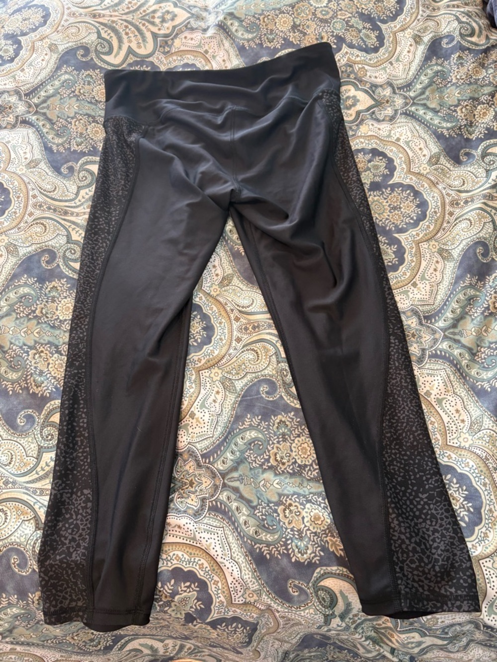 Under Armour Black Leggings with Textured Side Panels - Picture 3 of 3